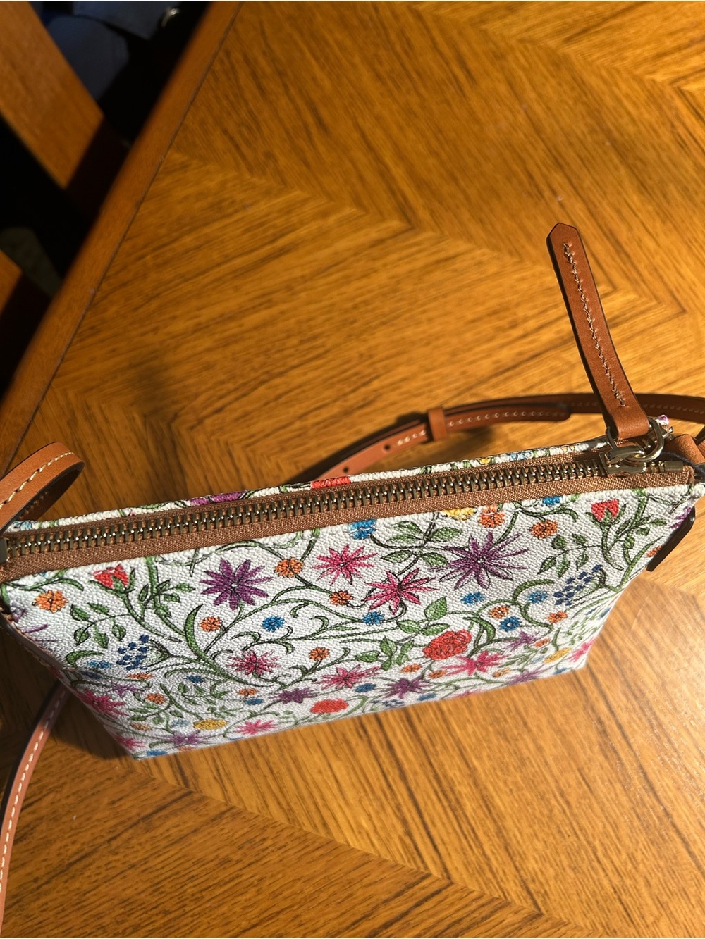 New D & B White Floral Crossbody with Brown Leather Strap & Matching Wristlet - Picture 11 of 15